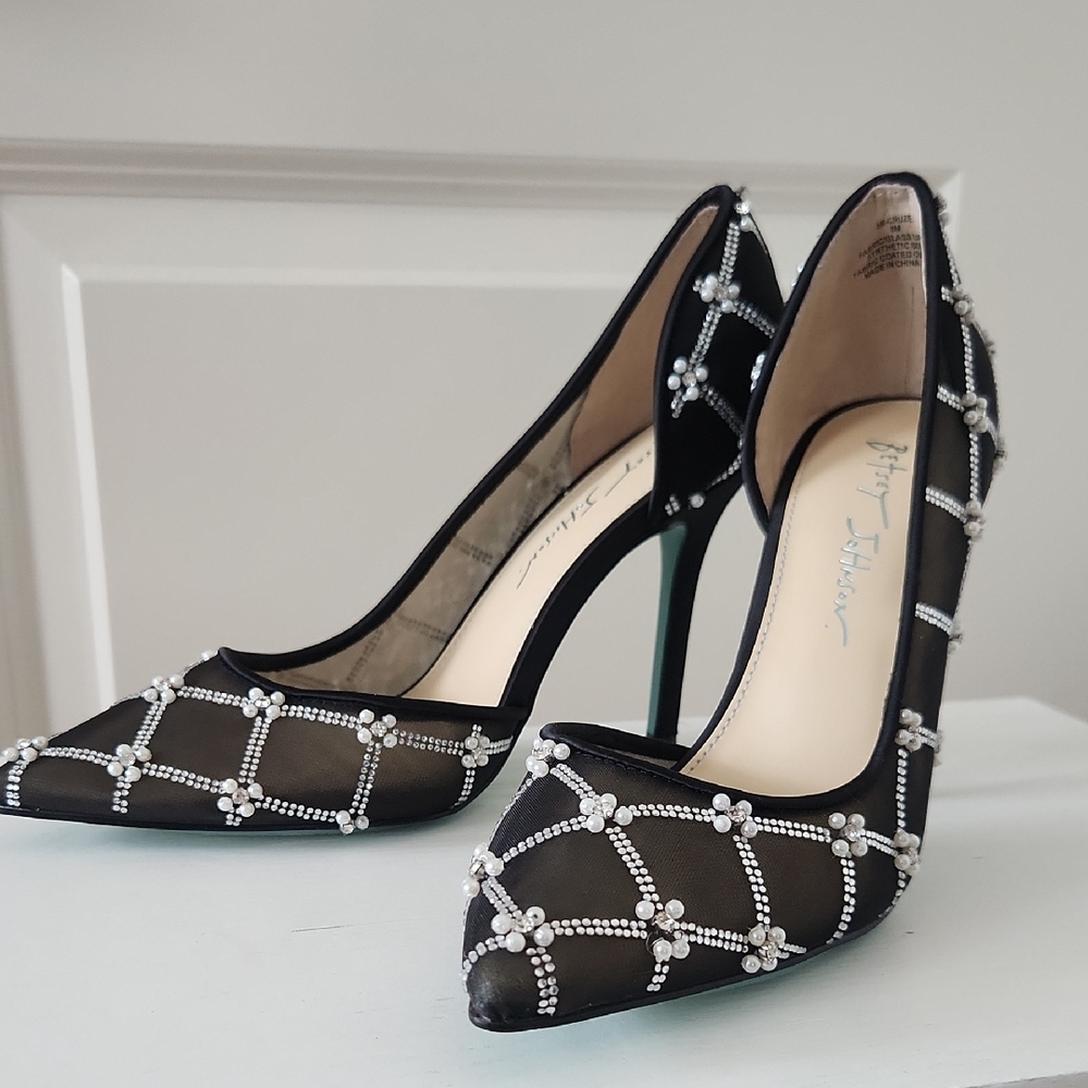 Betsey Johnson Cruze Pumps Size 8 Rhinestone Detailing